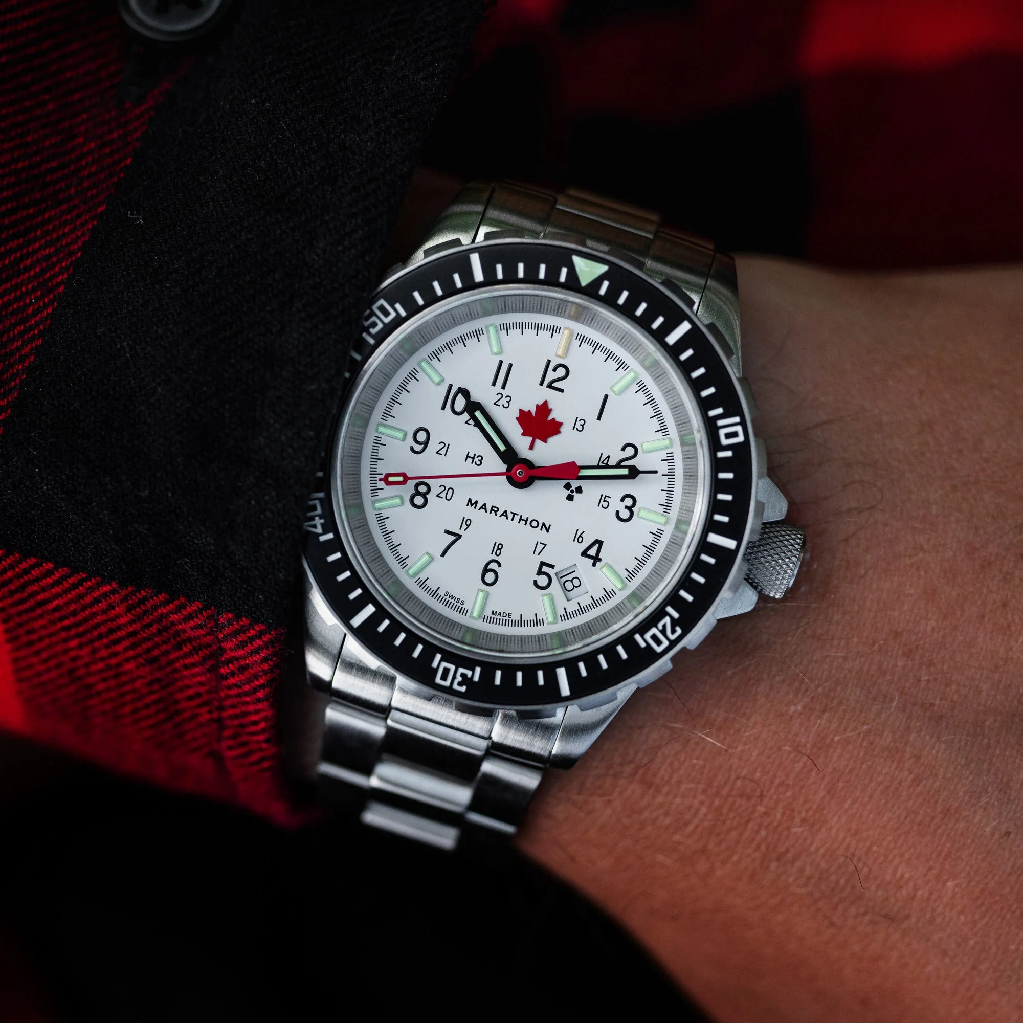41MM ARCTIC RED MAPLE LARGE DIVERS AUTOMATIC (GSAR) WITH STAINLESS STEEL BRACELET RED MAPLE ARCTIC GSAR | White Dial - Image 2