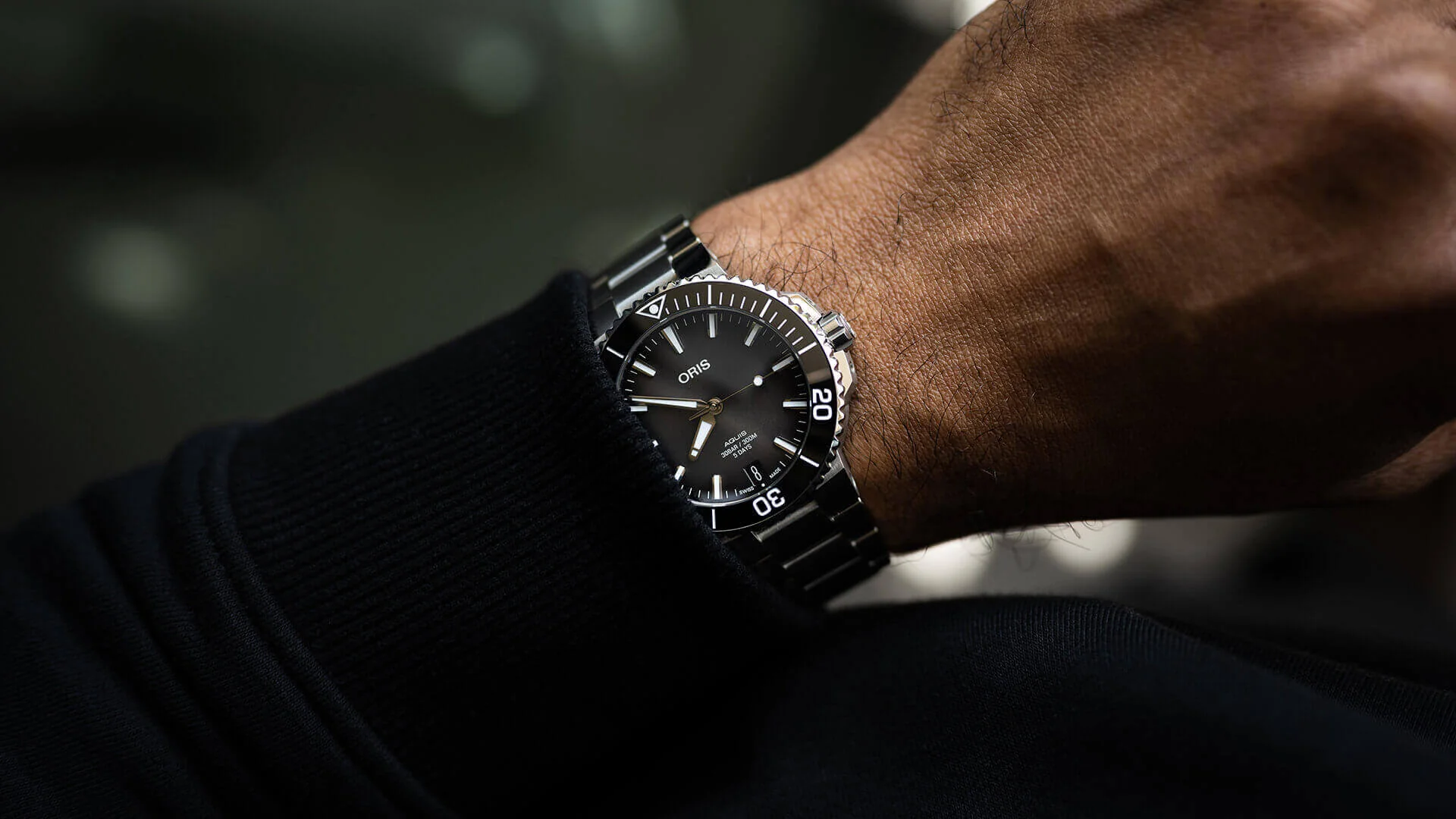 Aquis Date 41.5mm Calibre 400 Black / Stainless Steel Bracelet | Black Dial - Image 2