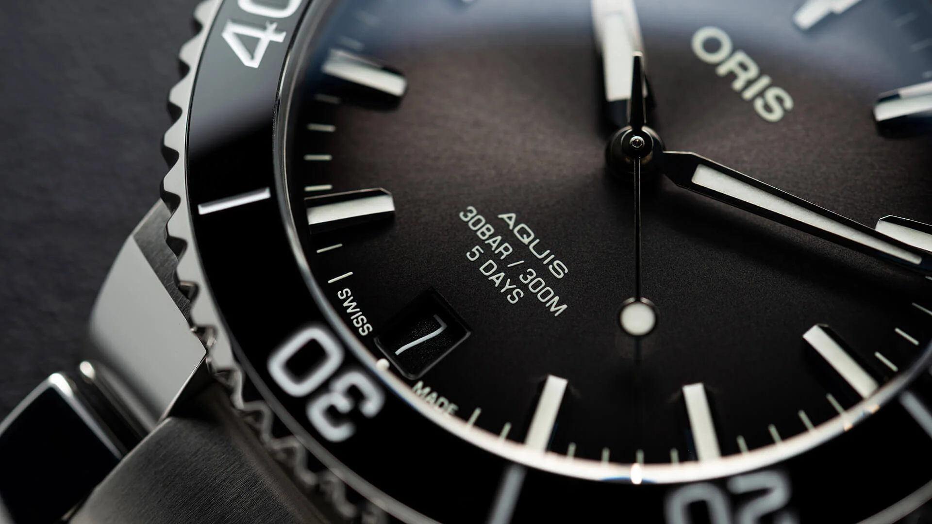 Aquis Date 41.5mm Calibre 400 Black / Stainless Steel Bracelet | Black Dial - Image 3