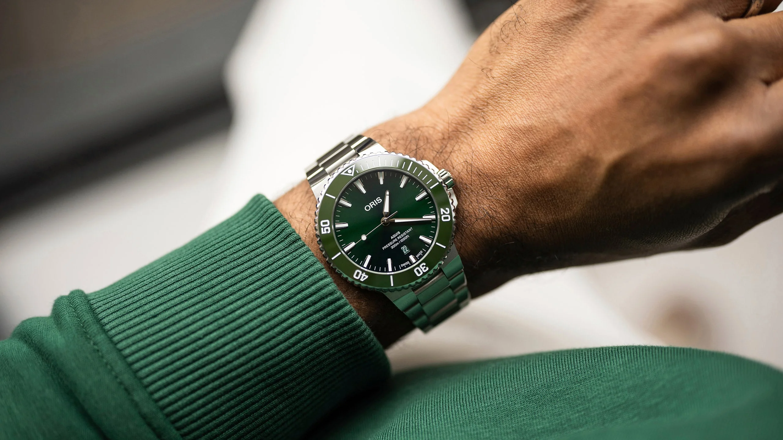Aquis Date 43.5mm | Green Dial - Image 2