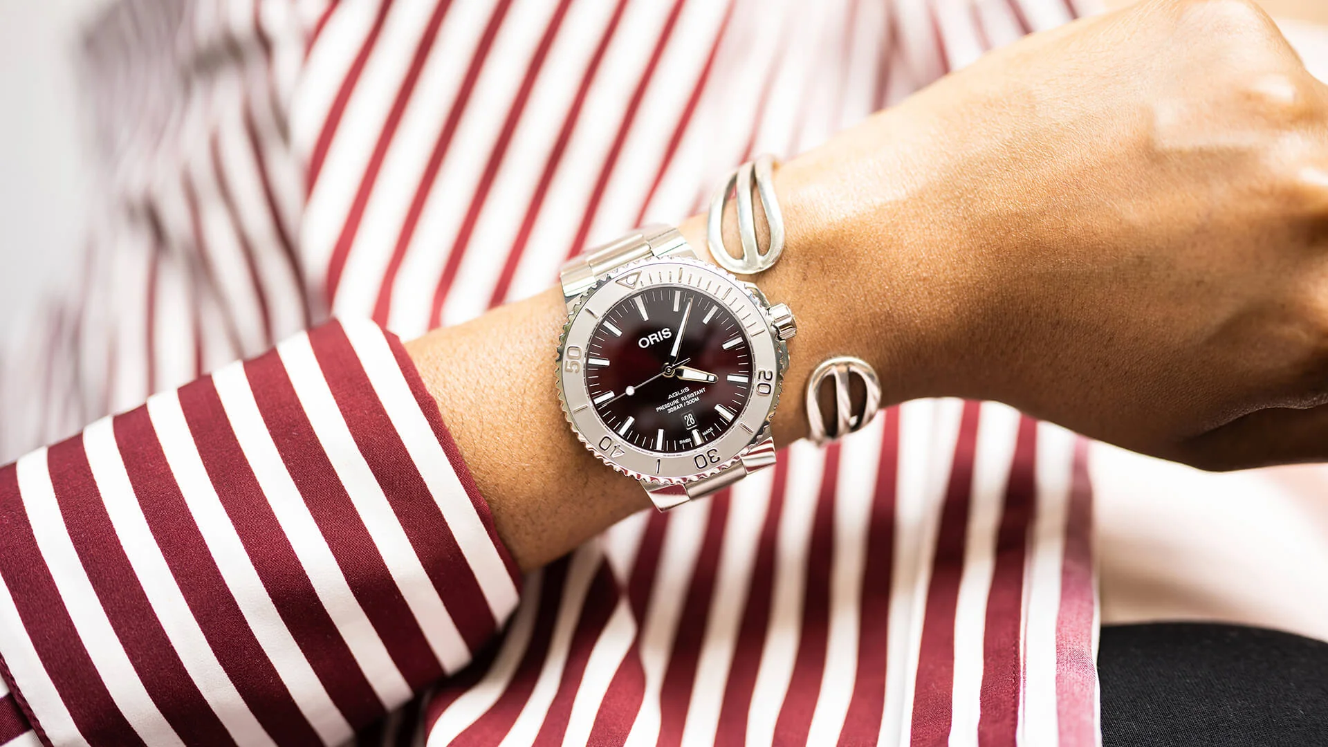 Aquis Date Relief 43.5mm | Red Dial - Image 4