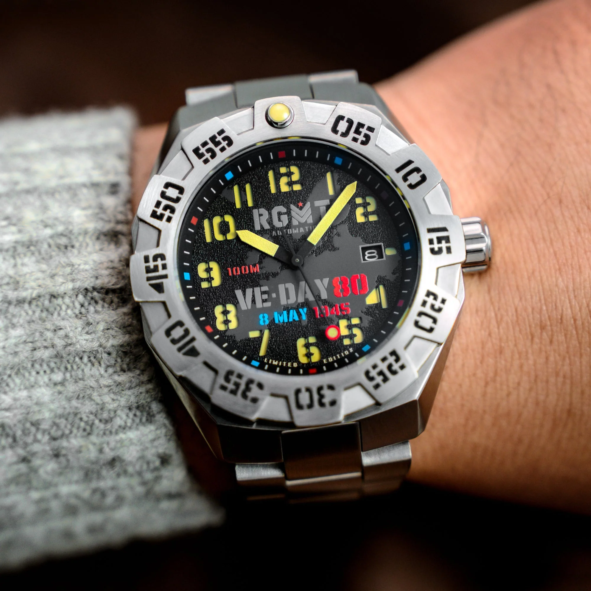 FIELD MASTER AUTOMATIC VE-DAY 80TH LIMITED EDITION BLACK / STAINLESS STEEL | Black Dial - Image 2