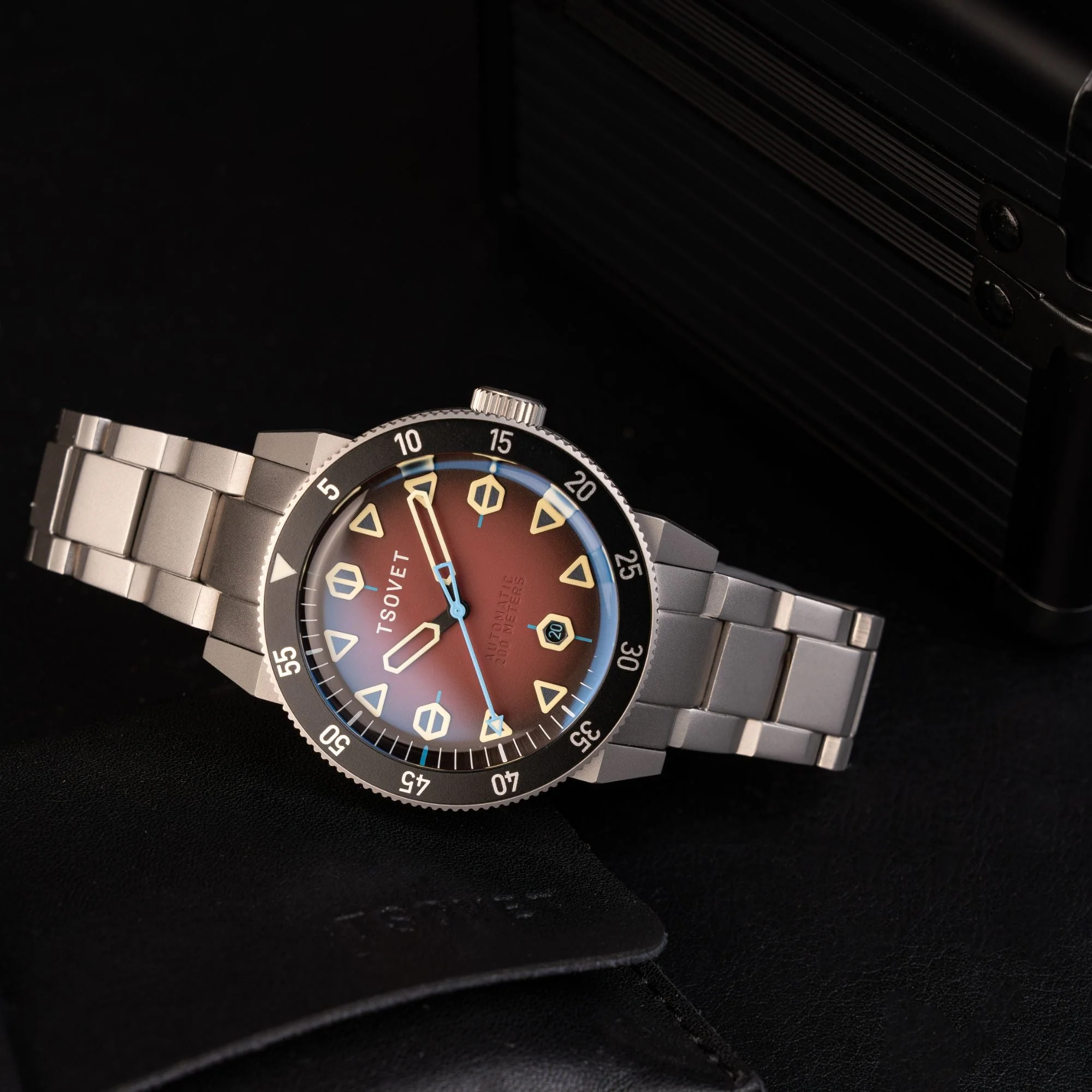 JMT - DW Global Explorer II Red / Stainless Steel | Red Dial - Image 3